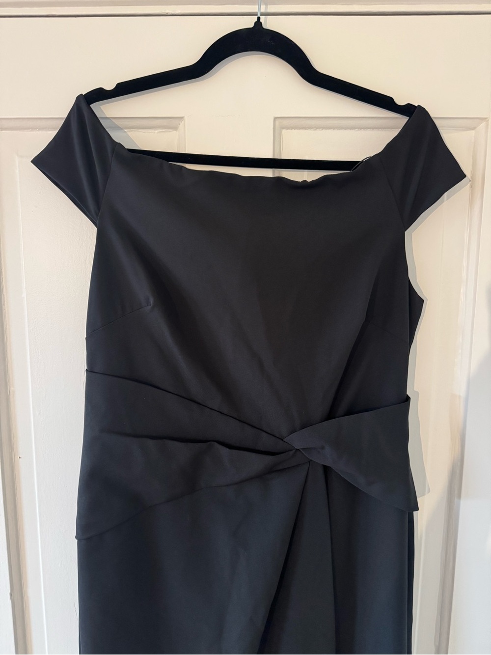 Ralph Lauren Elegant Black Off-Shoulder Twist-Waist Evening Dress - Picture 5 of 8